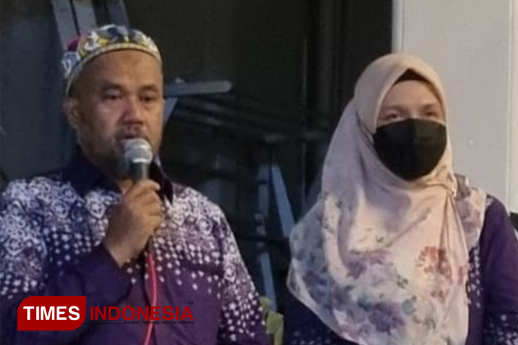 H Budi Subyakto berserta istri, jemaah haji asal Ponorogo, disambut haru dan bahagia setelah tiba kembali dari Tanah Suci. (Foto: Marhaban/TIMES Indonesia)