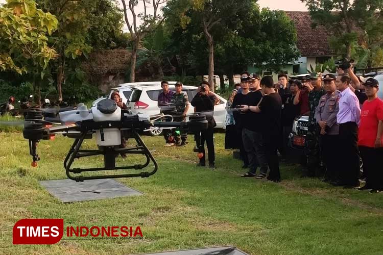 Bupati Kediri saat menerbangkan Drone Pertanian (FOTO: Canda Adisurya/TIMES Indonesia)