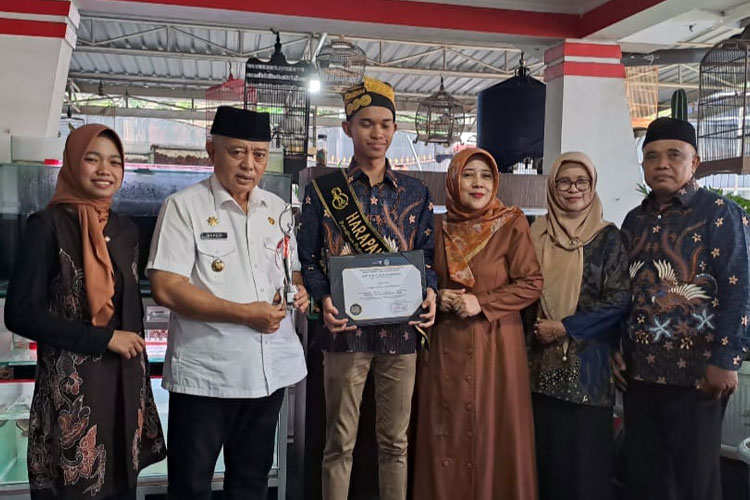 Batik Donomulyo buatan pengrajin dan desainer asal Donomulyo, Kabupaten Malang, mendapatkan penghargaan Kementerian Pariwisata dan Ekonomi Kreatif (Kemenparekraf) Republik Indonesia.  (Foto: Humas Prokopim) 