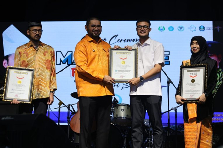 Bupati Halmahera Selatan Bassam Kasuba dan Ketua Forikan Halsel Rifa'at Al Sa'adah didampingi Sultan Bacan saat menerima penghargaan dari tim Museum Rekor Indonesia (Muri) pada malam puncak Festival Marabose.
