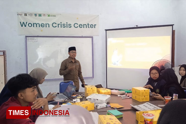 Rohmadi General Manager TIMES Indonesia saat memaparkan materi mengembangkan kampanye media untuk isu HKRS di Kampus yang diselenggarakan WCC Jombang di Aula WCC Jombang, Jumat (28/6/2024). (FOTO: Dok. WCC Jombang/TIMES Indonesia) 