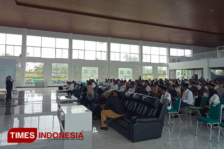 Kadis PMD Pemkab Morotai, Ida R A Arsyad saat memberi materi ke BPD dan Kepala Desa, Jumat (28/6/2024). (FOTO: Munces For TIME'S Indonesia).