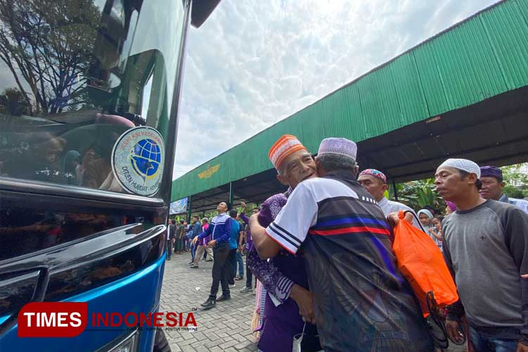 Momen Jamaah Haji Kota Malang, Untung Hariyanto (70) saat dipeluk keluarga usai turun dari bus. (Foto: Rizky Kurniawan Pratama/TIMES Indonesia)