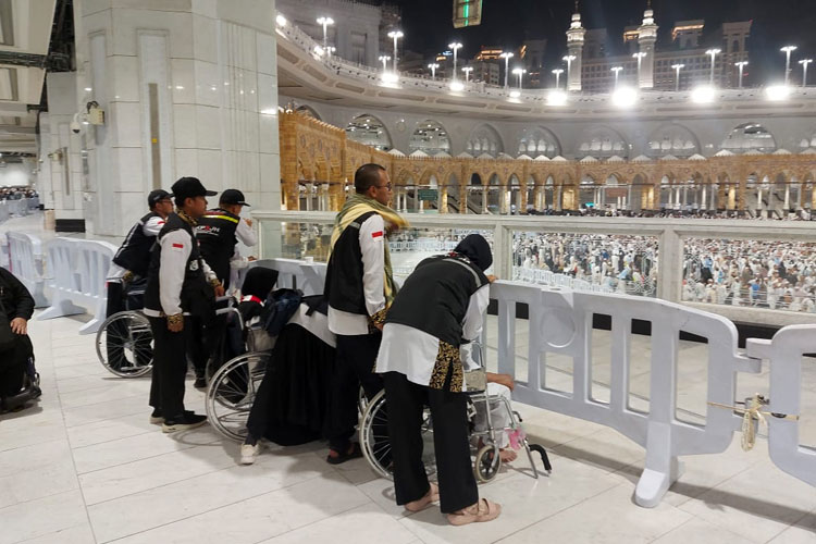 Jemaah Haji kategori lansia dan risti bisa mengajukan pulang lebih awal ke Indonesia. (Foto: MCH 2024 Kemenag RI)