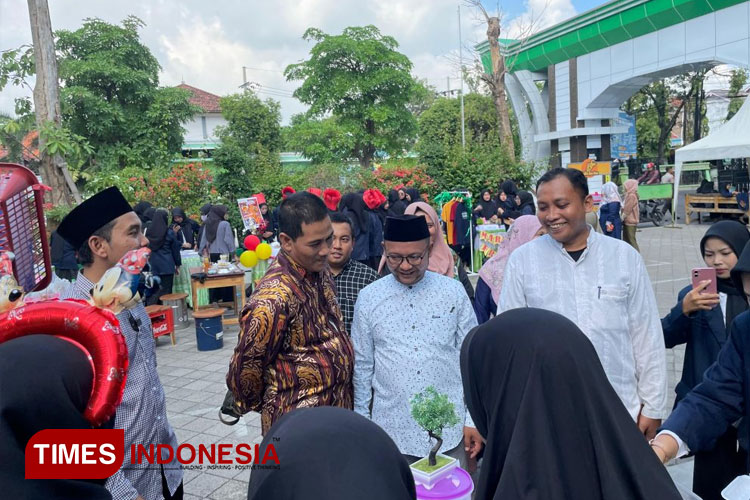 Kemeriahan Market Day FAI Unisla bersama para dosen yang berlangsung di halaman gedung utama Unisla. Kamis, (27/6/2024). (FOTO: AJP TIMES Indonesia)