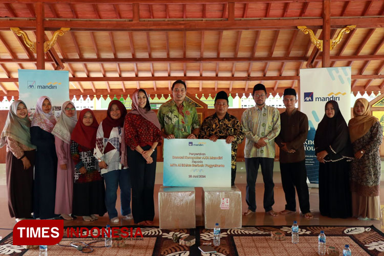 Penyerahan donasi komputer oleh PT AXA Mandiri Financial Services (AXA Mandiri) di Yogyakarta. (Foto: AXA Mandiri for TIMES Indonesia)