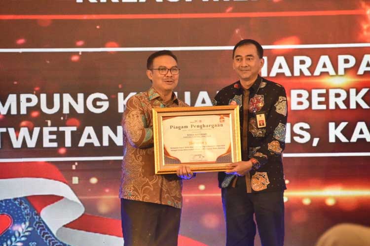 Pj Sekretaris Daerah Kabupaten Malang, Nurman Ramdansyah, mewaki Bupati Malang, saat menerima penghargaan Program Bangga Kencana dari Kepala BKKBN, Hasto Wardoyo, dalam rangka Hari Keluarga Nasional ke-31 2024. (Foto Hum