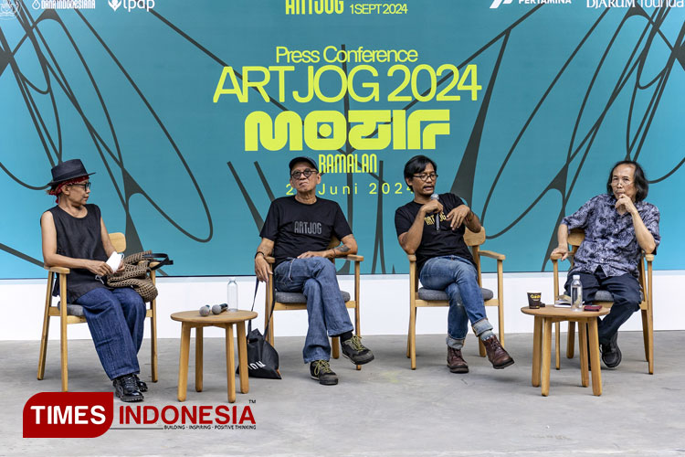 Prescon menjelang pembukaan pameran dari ki-ka: Titarubi, Agus Suwage, Heri Pemad, dan Hendro Wiyanto. (Foto: Eko Susanto/TIMES Indonesia)