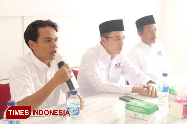 Tim Pemenangan Rohmi-Firin M Nasib Ikroman (kiri) menanggapi hasil survei Poltracking Indonesia terbaru.(FOTO: Dok Pribadi for TIMES Indonesia)