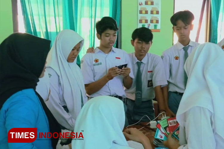 Mahasiswa dan siswa SMAN 6 Madiun menggunakan Restard dalam pembelajaran biologi. (Humas UNIPMA for TIMES Indonesia)