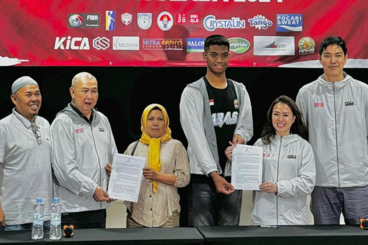 Sagil Muhammad Rizky (ketiga kanan) diharapkan bisa menjasinpemain andalan bola basket Indonesia. (Foto: Antara)