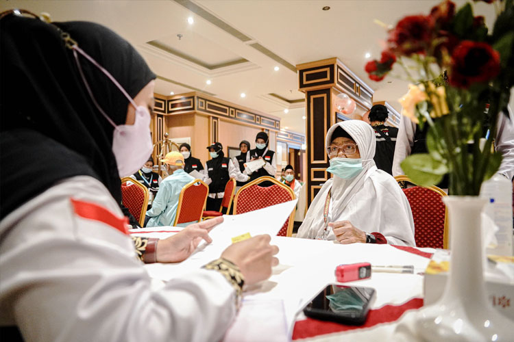Petugas mengurus admnistrasi jemaah haji Indonesia untuk proses kepulangan. (FOTO: MCH 2024 Kemenag RI)