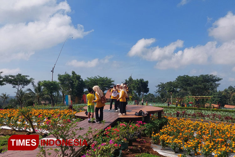Foto A. Para pengunjung yang sedang menikmati berswafoto pada event Sepekan di AWT. (Foto : Anggara Cahya/TIMES Indonesia)Foto B. Salah satu spot foto di AWT. (Foto : Anggara Cahya/TIMES Indonesia)