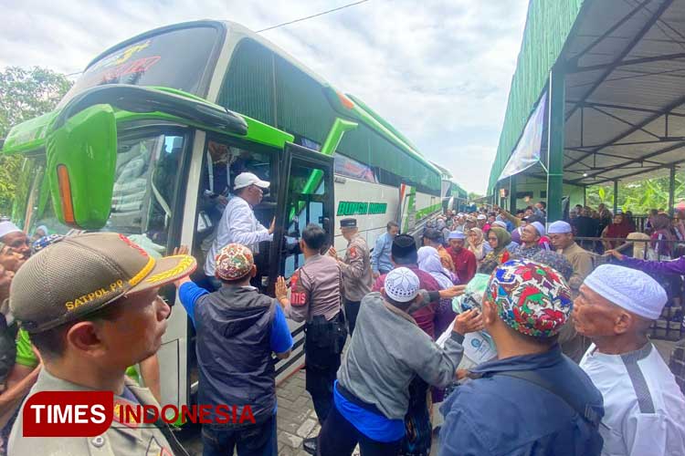 Kedatangan jamaah haji disambut keluarga di Kota Malang. (Foto: Rizky Kurniawan Pratama/TIMES Indonesia)