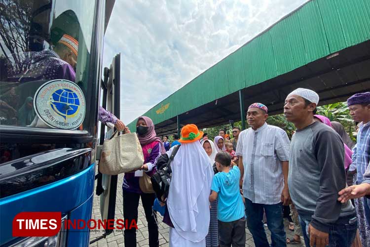 Momen Ribuan jamaah haji saat tiba di Lapangan Ki Angmor Jalan Ronggo Lawe Kesatrian Kecamatan Blimbing Kota Malang, Jumat (28/6/2024). (Foto: Rizky Kurniawan Pratama/TIMES Indonesia)