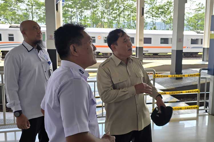 Anggota DPR-RI terpilih periode 2024-2029, Bambang Haryo Soekartono saat melakukan kunjungan kerja di Stasiun Ketapang, Banyuwangi. (Foto: Tim BHS for TIMES Indonesia)