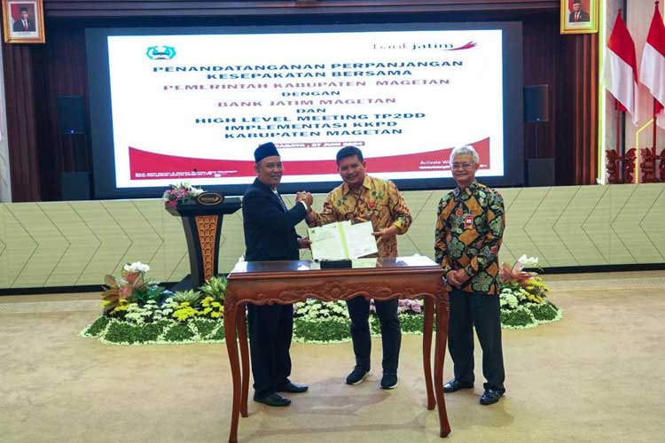 SEVP Korporasi, Sindikasi, dan Kelembagaan Bank Jatim Koerniawan Prijambodo dan Pj Bupati Magetan Hergunadi menunjukkan nota kesepahaman, Kamis (27/6/2024). (Foto: Dok. Humas Bank Jatim for TIMES Indonesia)