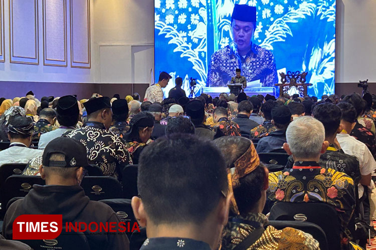 Staf Khusus Menteri Dalam Negeri, Dr H Apep Fajar Kurniawan mewakili menteri dalam negeri memberikan sambutan dalam Muktamar ke-6 IJABI di Surabaya, Sabtu (29/6/2024). (Foto: Lely Yuana/TIMES Indonesia)