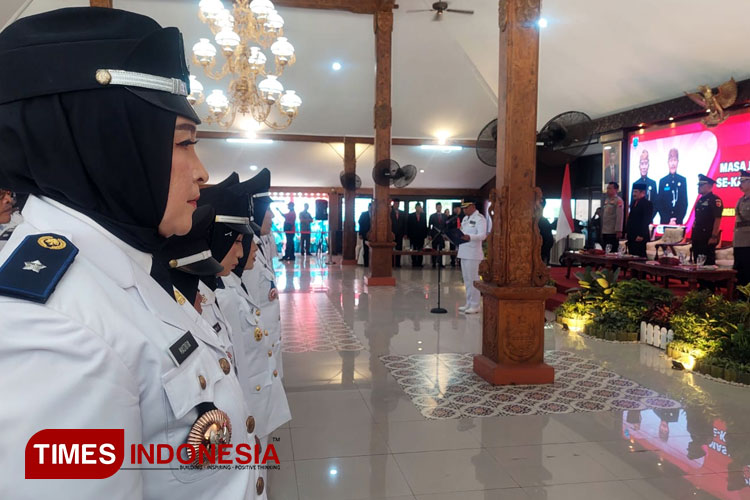 Pj Bupati Probolinggo Ugas Irwanto melantik 314 pejabat dalam masa perpanjangan jabatan. (Foto: Rizky Putra Dinasti/TIMES Indonesia)