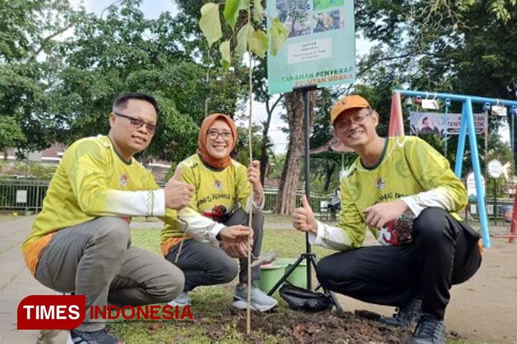 SBI bersama Kementerian LHK menanam pohon penyerap air di Monumen 45 Solo. (FOTO: Dok SBI Cilacap for TIMES Indonesia)