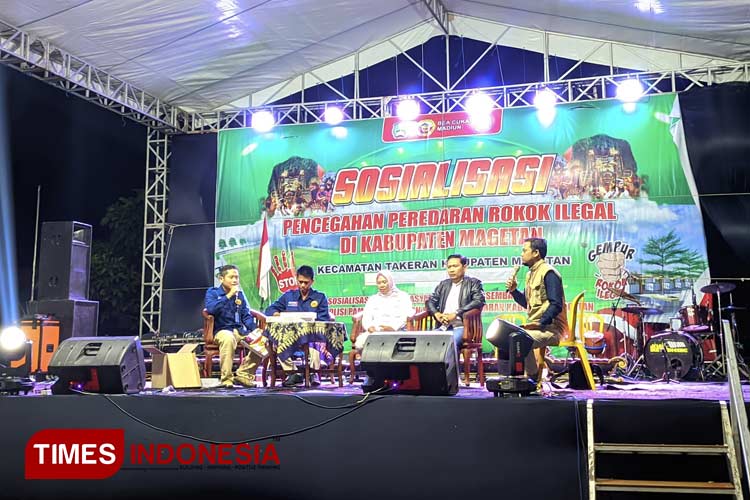 Talk Show Gempur Rokok Ilegal di Lapangan Kecamatan Takeran, Kabupaten Magetan, Jawa Timur. (Foto: Aditya Candra/TIMES Indonesia)