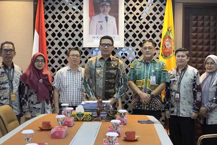 Wali Kota Samarinda, Andi Harun bersama kepala Dinkes dan jajarannya (FOTO: dok. Prokompim Samarinda)