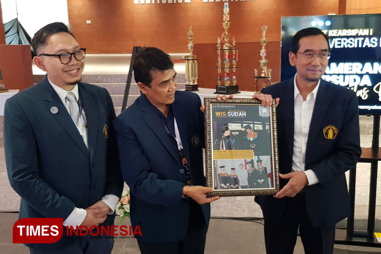 Rektor UB Prof Widodo saat menerima foto arsip wisuda S1-nya dari Unit Kearsipan UB dalam pameran kearsipan, Sabtu (29/6/2024). (FOTO: Achmad Fikyansyah/TIMES Indonesia) 