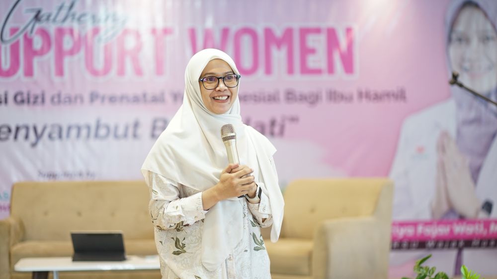 Dr. Fitri saat memberikan seminar ketahanan keluarga bagi ibu-ibu milenial