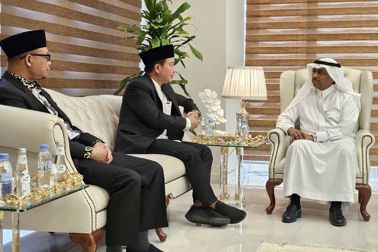 Dirjen Penyelenggaraan Haji dan Umrah Hilman Latief bertemu Wamenhaj Abdul Fattah Masyath di Makkah, Minggu (30/6/2024). (Foto: MCH 2024 Kemenag RI)