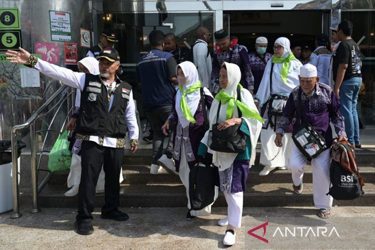 Jemaah Haji Indonesia diminta tidak memasukkan air zamzam ke dalam koper yang akan dibawa ke Indonesia. (foto: ANTARA/HO/Kemenag Kalsel)