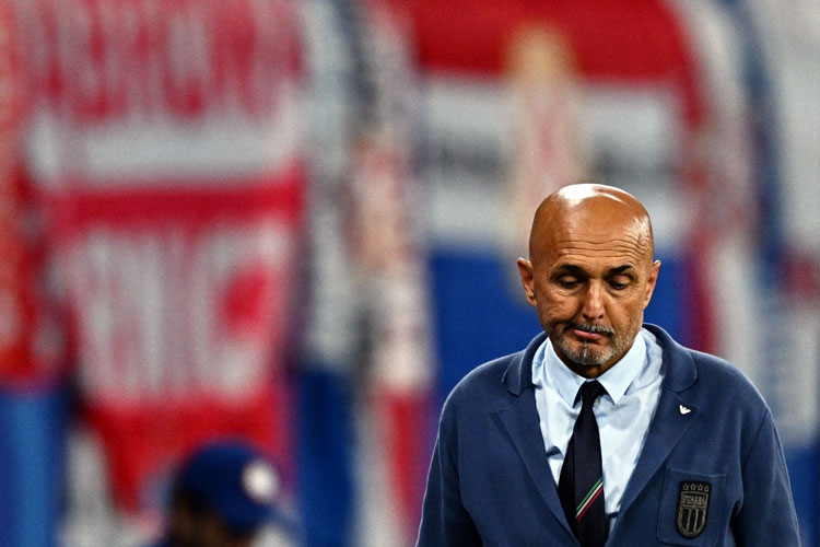 Luciano Spalletti mengambil tanggung jawab kegagalan Italia mempertahankan gelar Euro 2024 usai diisingkirkan Swiss 0-2. (Foto: football-itali)