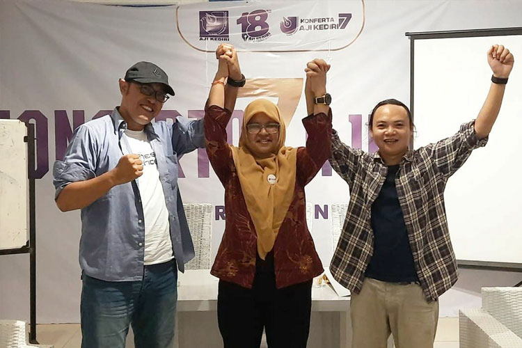 Ketua Umum AJI Indonesia Nani Afrida (tengah) bersama Ketua dan Sekretaris AJI Kediri periode 2024-2027 Agung Kridaning Jatmiko (kiri) dan Kholisul Fatikhin (kanan). (FOTO: Dok. AJI Kediri)