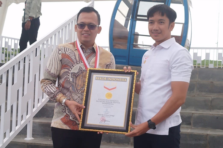 Triyono, wakin dari MURI memberikan piagam rekor MURI kepada Ilham Sunaryanto, CEO Nimo Group pada peresmian wahana berelevasi tertinggi di Indonesia. (Foto: Nimo Group)