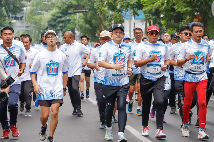 Pj Gubernur Adhy ikut lari dalam race PLN Mobile Color Run 2024 dari Lapangan Delta Plaza Surabaya, Minggu (30/6/2024). (FOTO: Dok.Humas Pemprov Jatim)