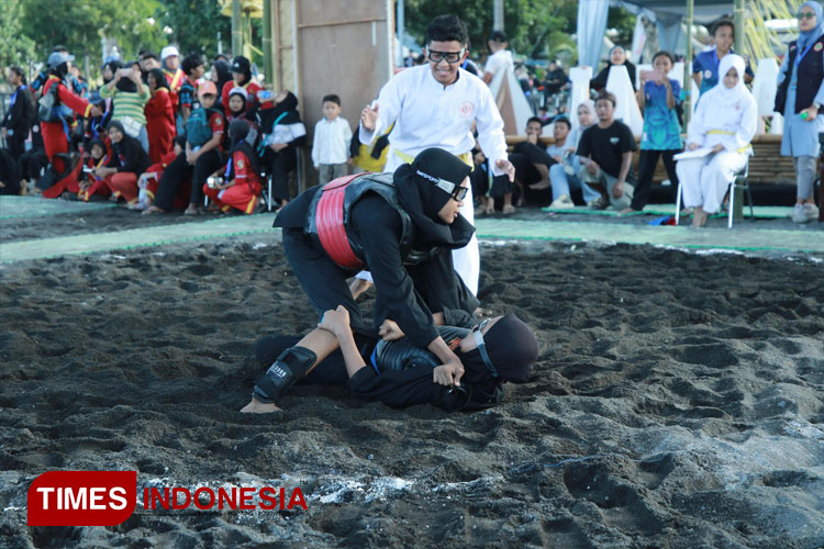 Pendekar silat adu ketangkasan di Kompetisi Silat Pantai 2024 di Boom Marina Banyuwangi. (FOTO: Fazar Dimas/TIMES Indonesia).