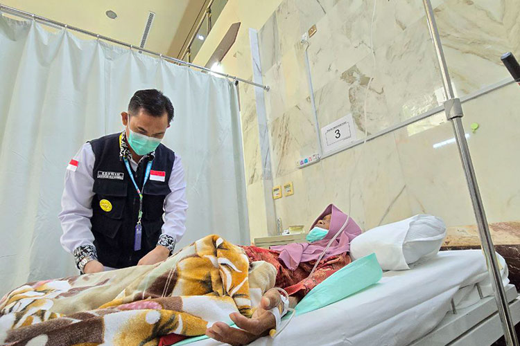 Petugas Kesehatan memeriksa kesehatan jemaah haji Indonesia yang menjalani perawatan di Klinik Kesehatan Haji Indonesia. (Foto: MCH 2024 Kemenag RI)