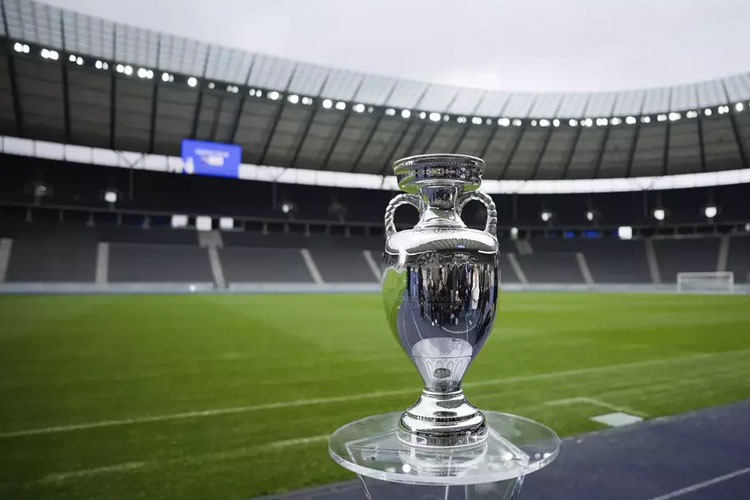 Trofi Piala Eropa Euro 2024 dipamerkan di Stadion Olimpiade Berlin, Jerman. (Foto: AP/AP)