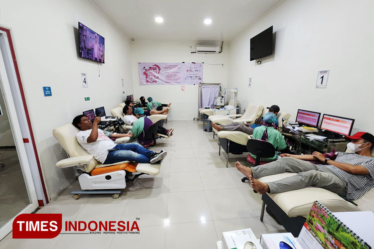 Suasana kegiatan donor darah oleh AIS di UTD PMI Kota Malang. (FOTO: Dok. AIS Malang for TIMES Indonesia)