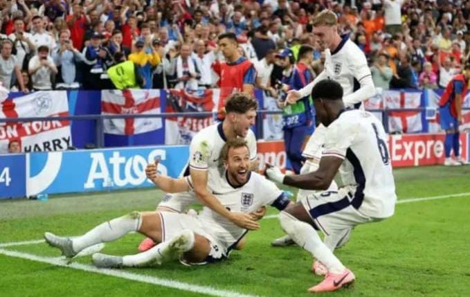 Harry Kane (tengah) usai mencetak gol kemenangan Inggris atas Slowakia. (Foto: Antara/Dok UEFA)