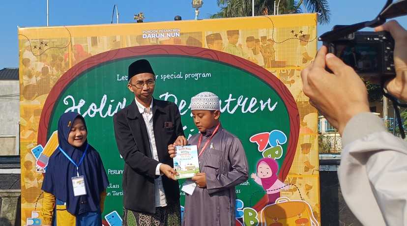 Ketua RMI NU Kota Malang yang juga pengasuh PP Darun Nun Dr KH Halimi Zuhdy membuka pesantren holiday. (Foto: TI Photo Network)