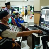 Embarkasi Solo Pastikan Kesehatan Jemaah Haji dengan Thermal Scanner
