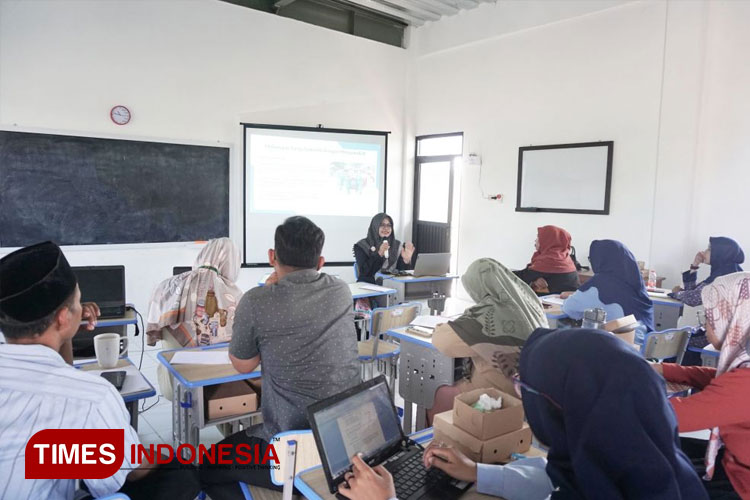 Dosen PBI UNIPMA Dr. Fitra Pinandhita, M.Pd. memberikan pelatihan di SDIT Aisyah Ummul Mu’minin. (Foto: Humas UNIPMA for TIMES Indonesia)