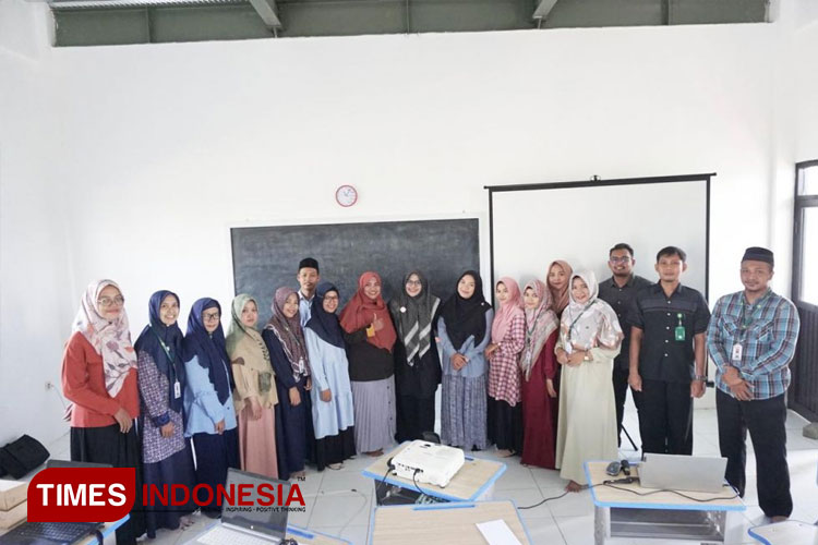 Foto-bersama-pemateri.jpg