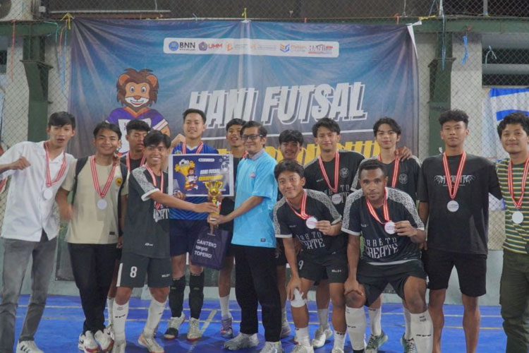 SMA Widyagama Malang, sebagai juara satu  HANI Futsal Championship 2024 dengan Kepala Badan Narkotika Nasional (BNN) Kota Malang 2024, Selasa (25/6/2024) (Foto: Istimewa)