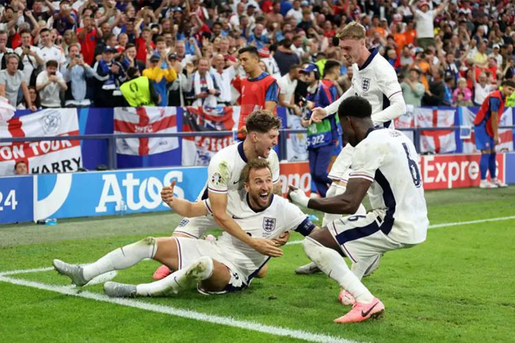 Selebrasi Harry Kane setelah mencetak gol kemenangan untuk Timnas Inggris atas Slowakia dalam pertandingan babak 16 besar Piala Eropa 2024 di Veltins Arena, Gelsenkirchen pada Senin (01/7/2024). (Foto: ANTARA/Dok-UEFA)