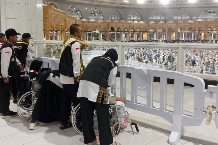 Jemaah Haji Sakit untuk Berdoa di Depan Ka'bah (Foto: MCH Kemenag 2024)