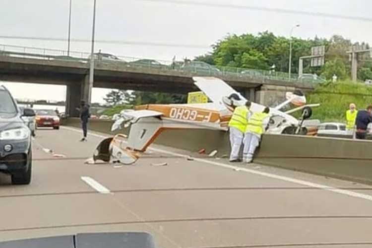 Pesawat itu dilaporkan jatuh sekitar pukul 15:45 pada hari Minggu di jalan raya A4, Perancis. (FOTO: Daily Mail)