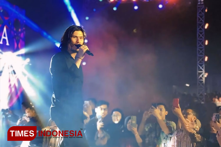 Ribuan Pengunjung Terhipnotis Virzha di Puncak Sekarkijang Creative Fest 2024