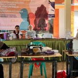 Tim Dosen FISIP UB Fasilitasi Produksi Mukena Ibu Rumah Tangga Desa Bicak Mojokerto
