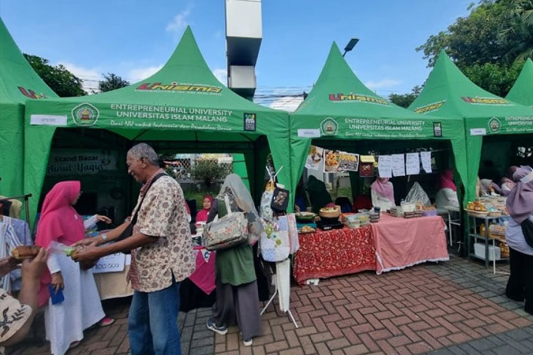 Stand Bazzar P2KIB-BPU UNISMA, Unisma Café, Library Café dan UMKM sivitas Akademika Unisma Malang. (FOTO: AJP TIMES Indonesia)